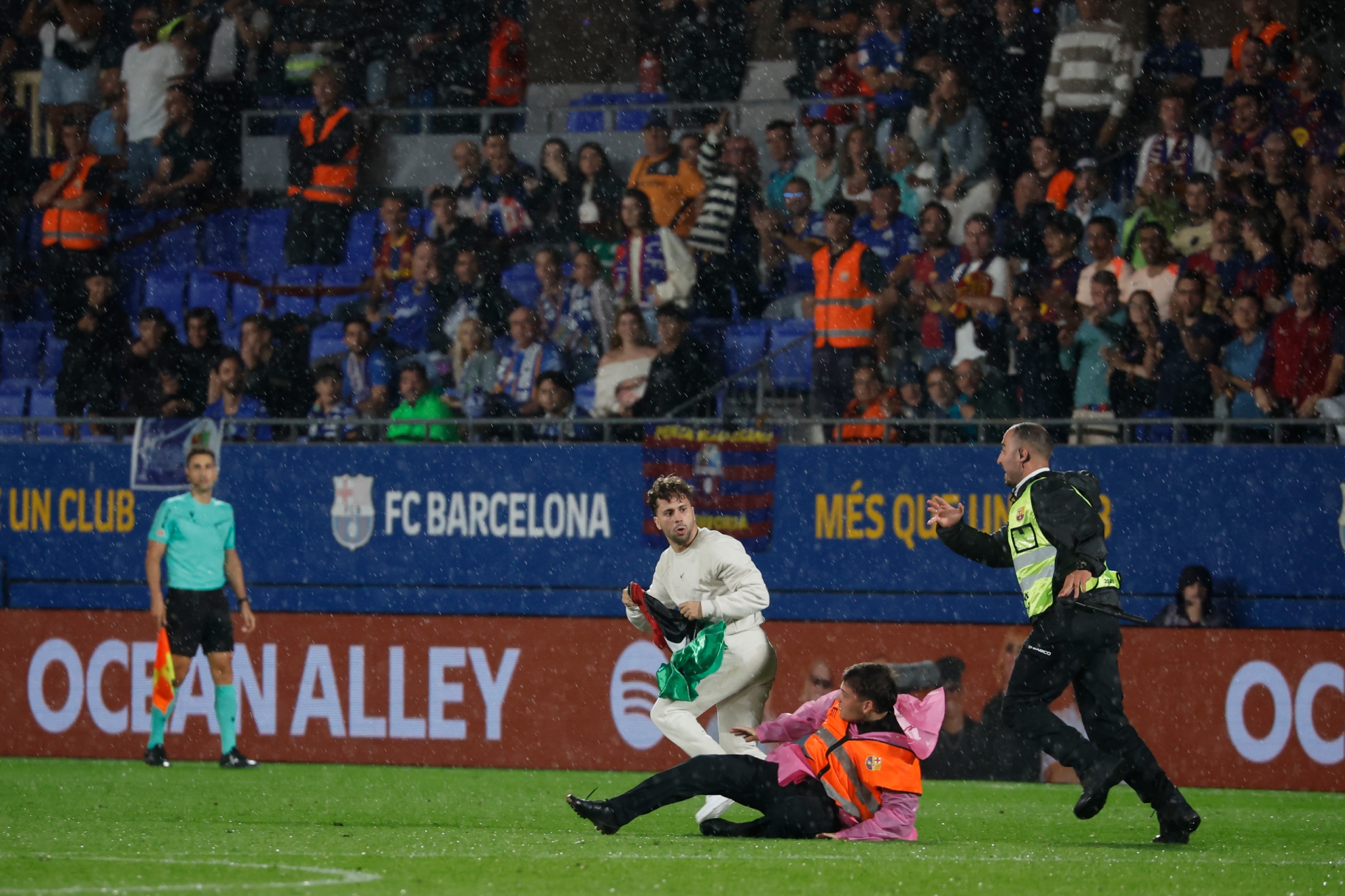 Momento en el que el espontáneo es frenado por la seguridad.