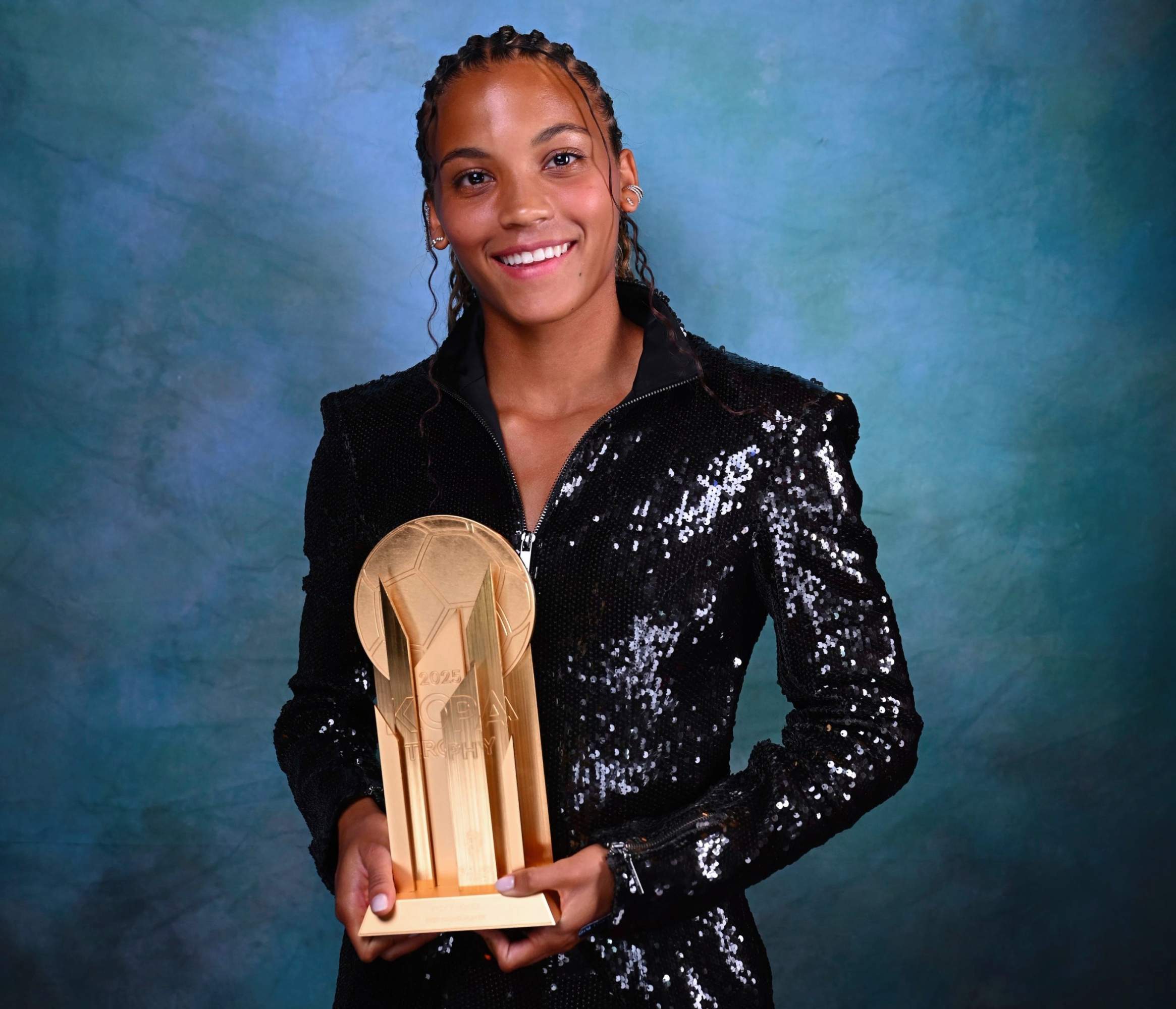 Vicky López posa con el Trofeo Kopa como Mejor Jugadora Joven