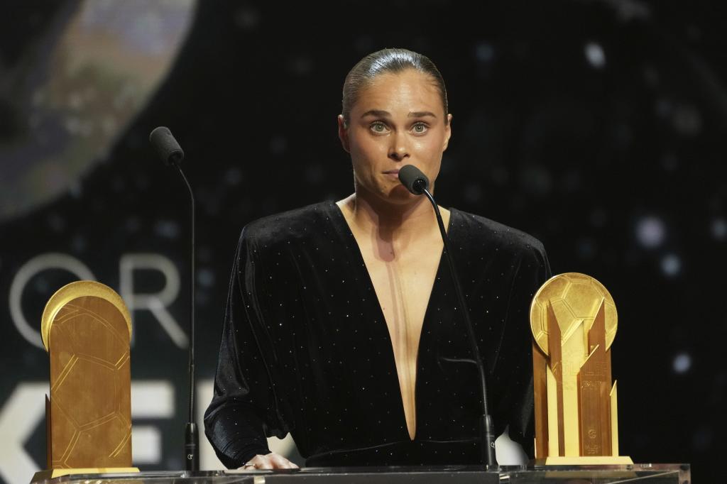 Ewa Pajor tras recibir el premio Gerd Müller en la Gala del Balón de Oro