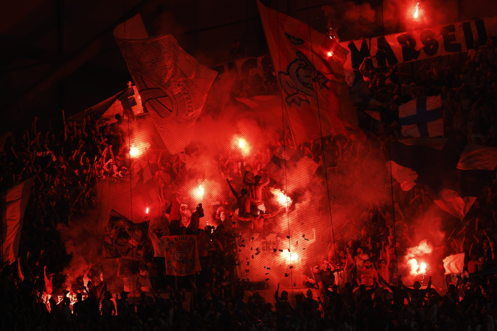 Los hinchas del Olympique de Marsella encienden bengalas durante el partido ante el PSG.