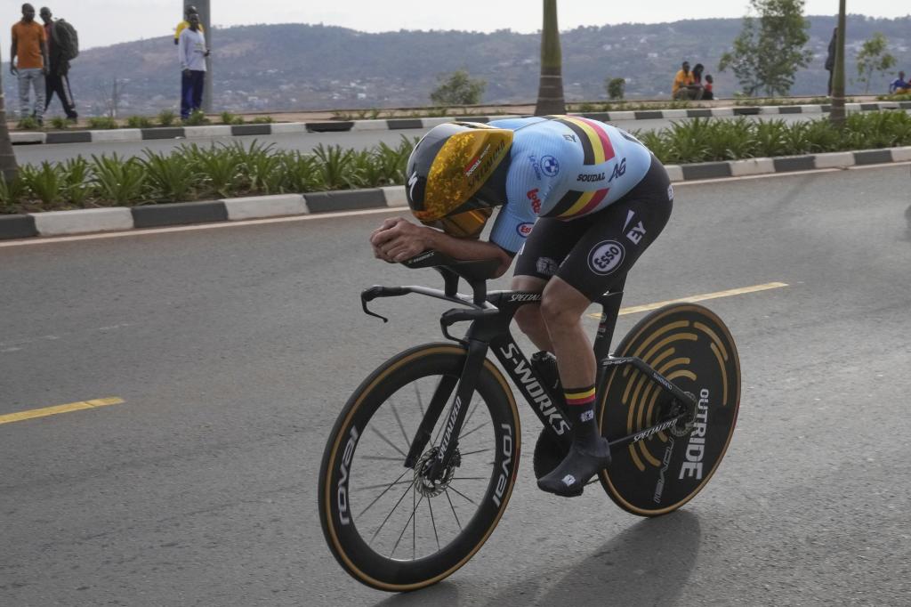Remco Evenepoel en la prueba de contrarreloj en Kigali. AP Photo/Jerome Delay)