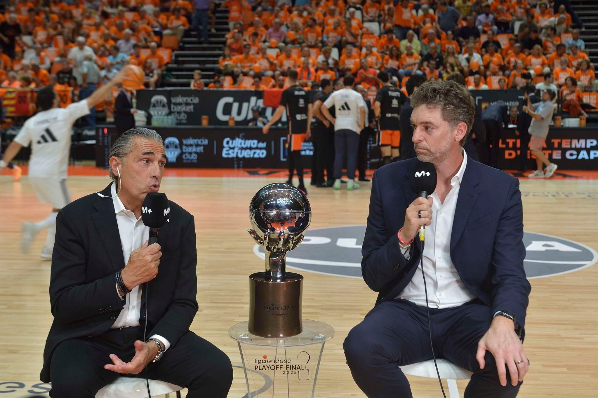 Scariolo y Pau, durante la retransmisión del tercer partido de la final de la Liga Endesa.