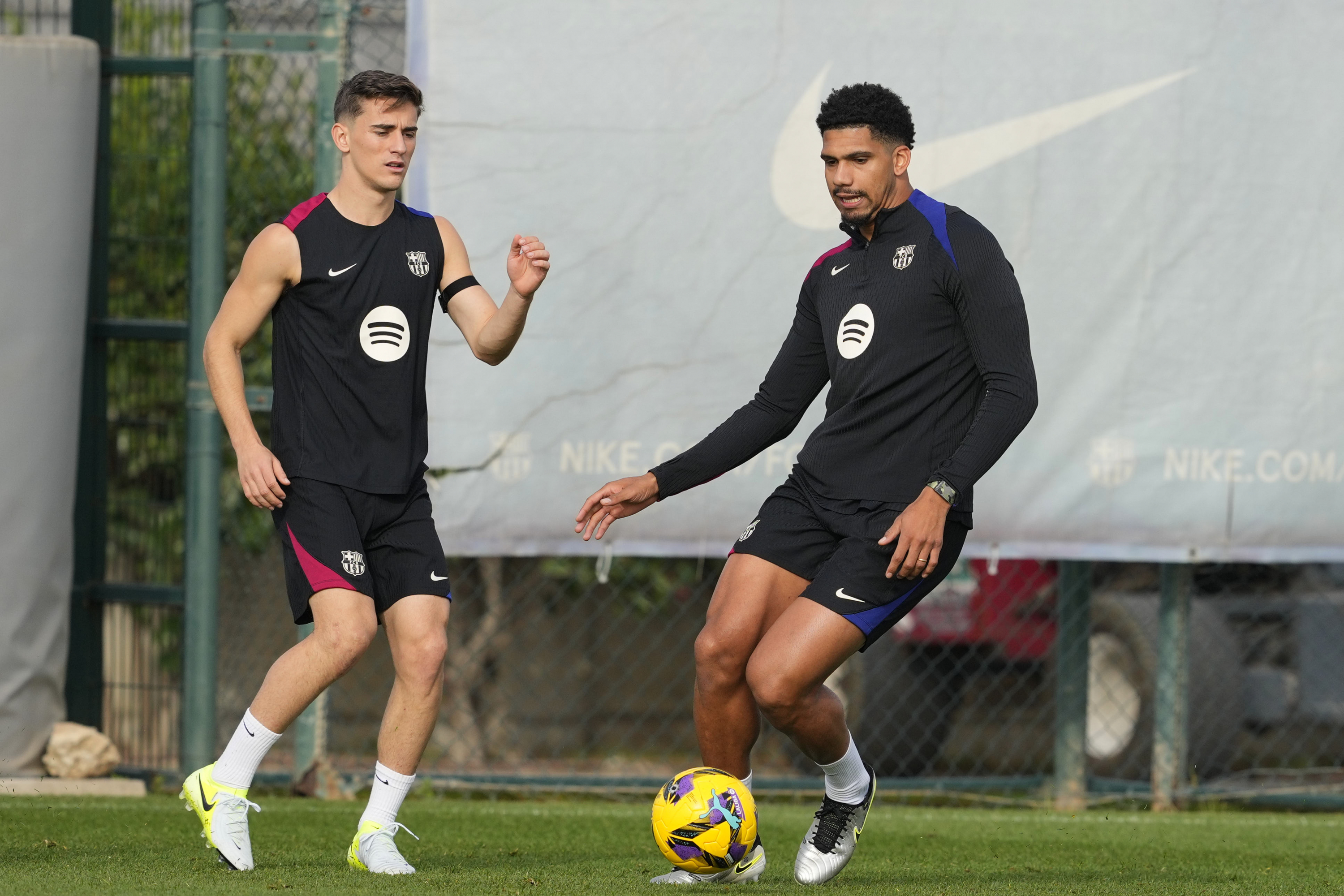 Gavi y Araujo, en un entrenamiento.