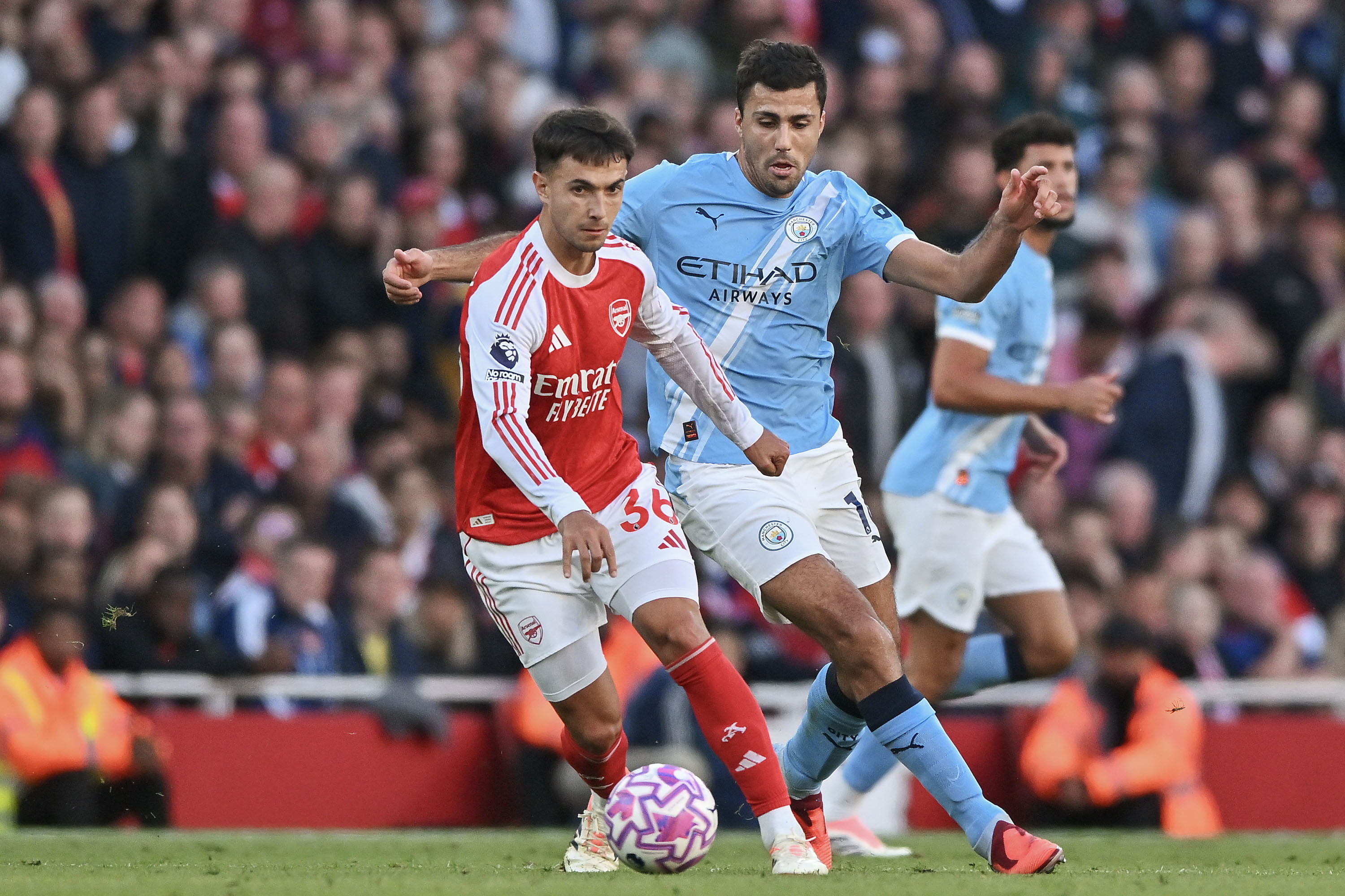 Rodri, pujando por un balón con Zubimendi