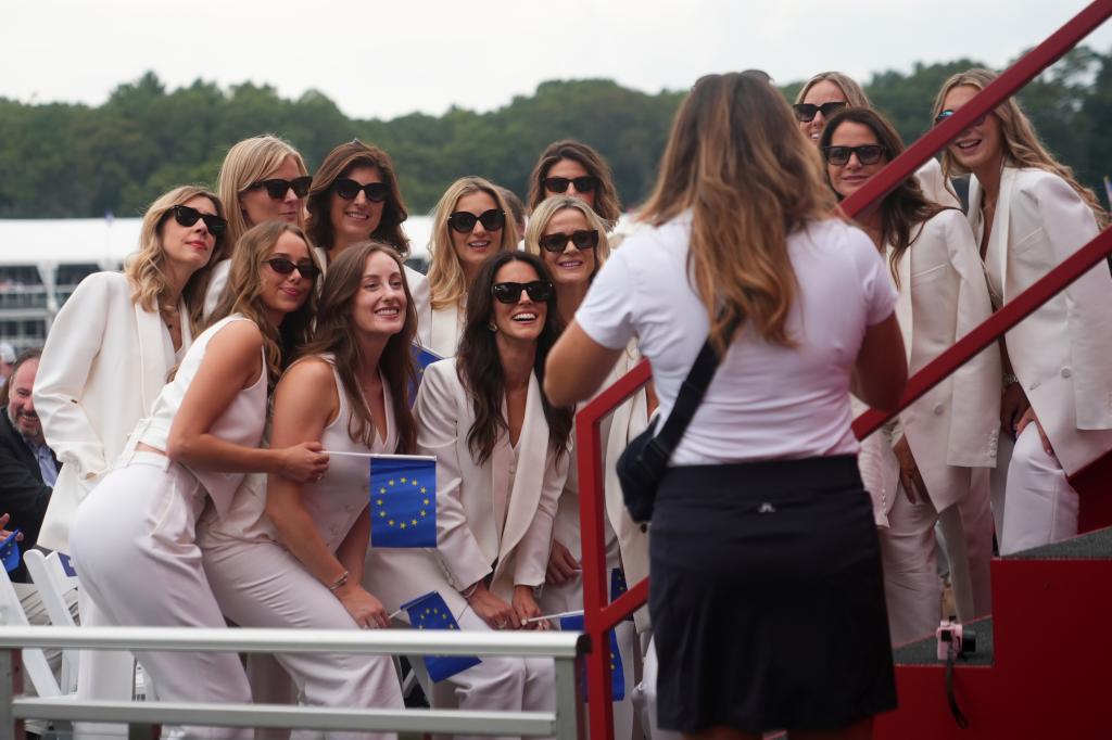 Selfie de las damas de honor europeas