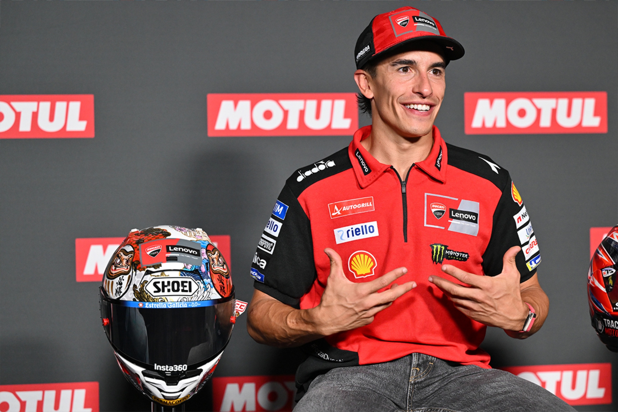 Marc Márquez, en Motegi con su casco especial.