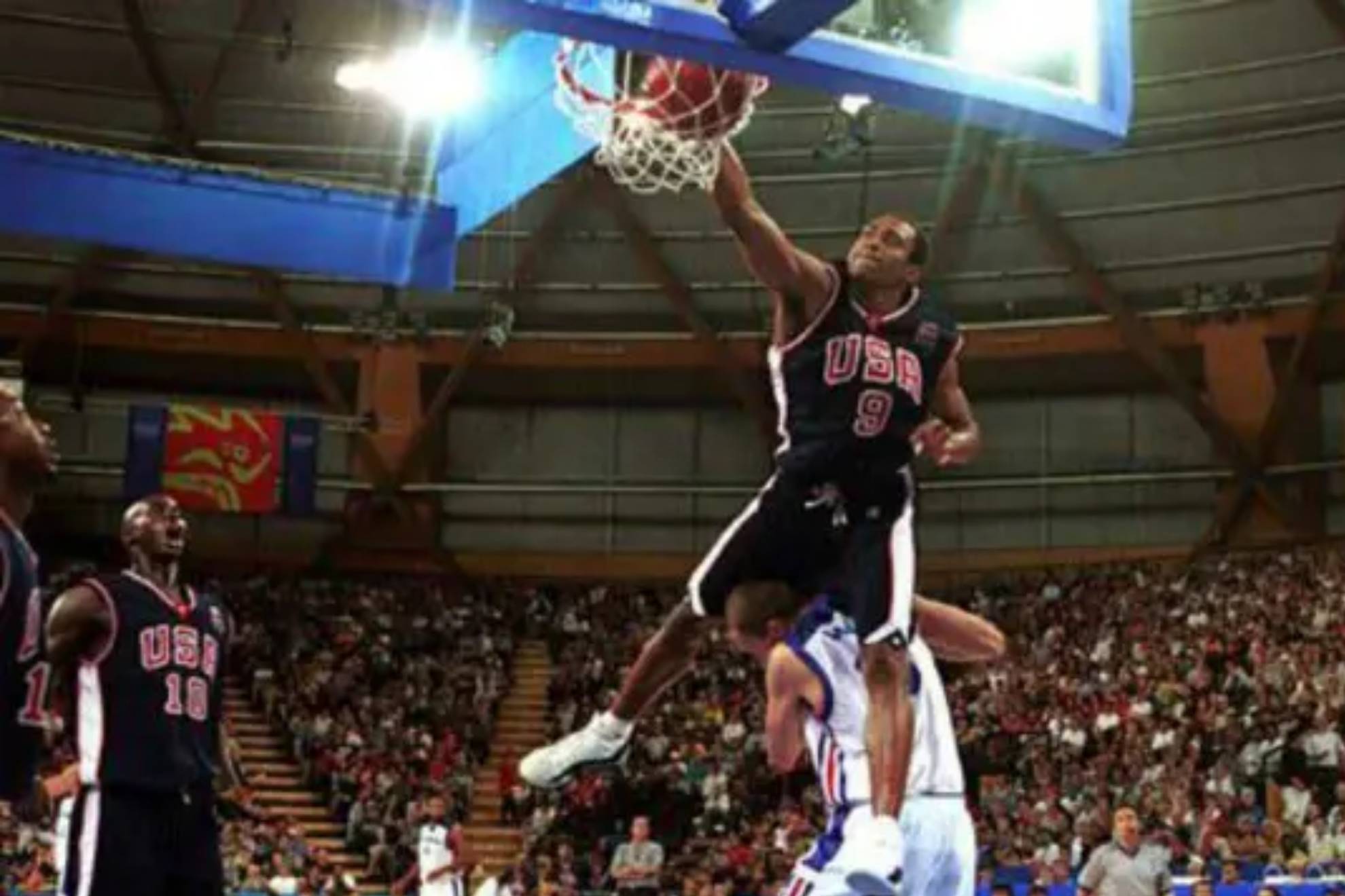 Vince Carter salta sobre Frederic Weis.