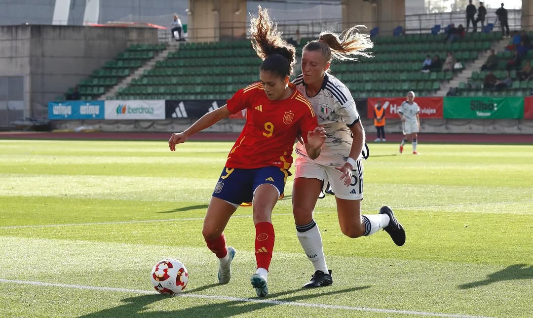 Ari Arias, durante un partido en las categorías inferiores de la selección española
