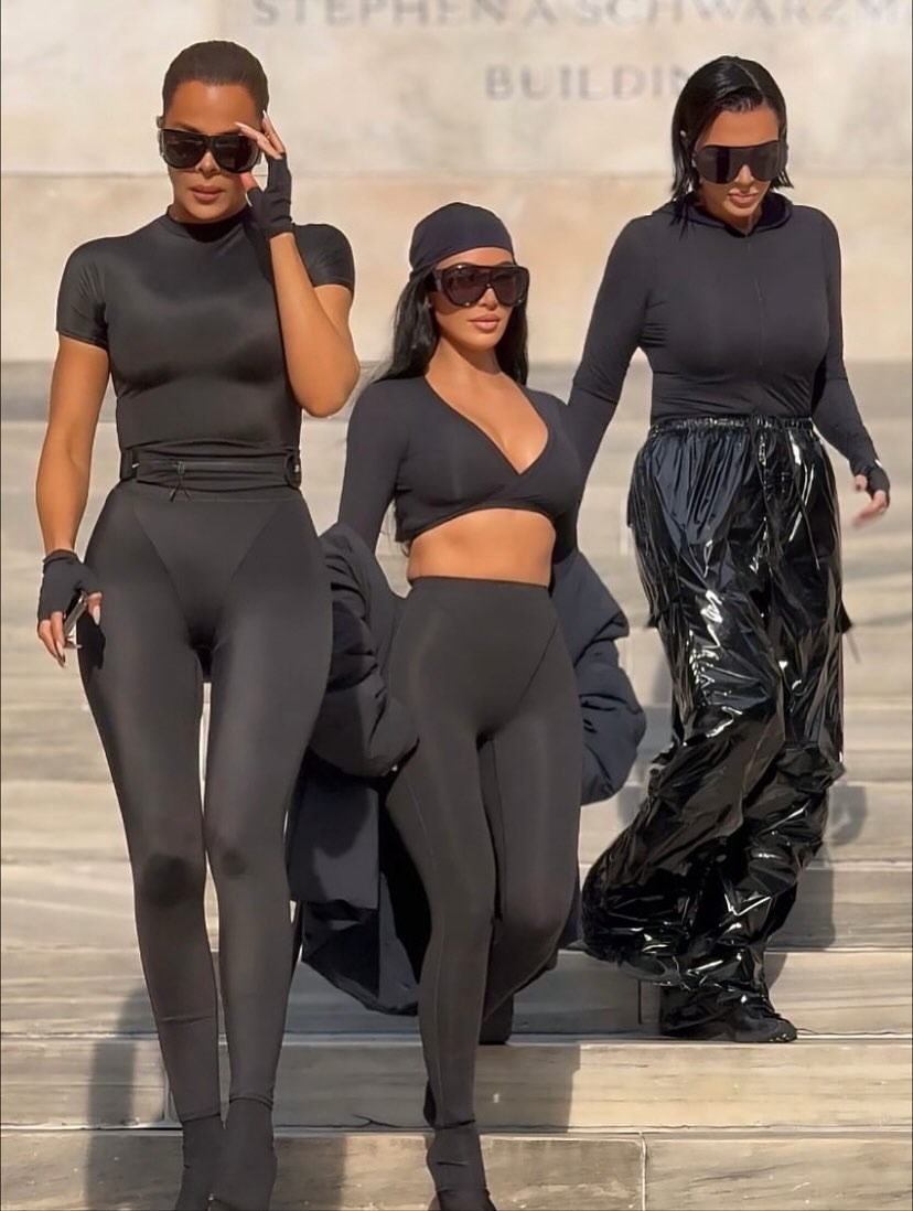 Kris Jenner junto a Klhoé y Kim Kardashian