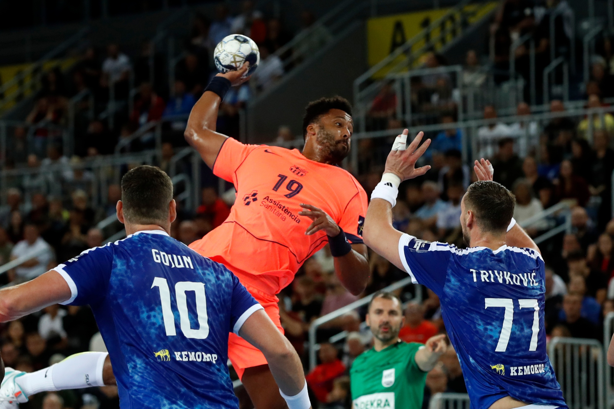 El lateral francés del Barça N'guessan lanza ante Trivkovic y Gojun, del Zagreb.