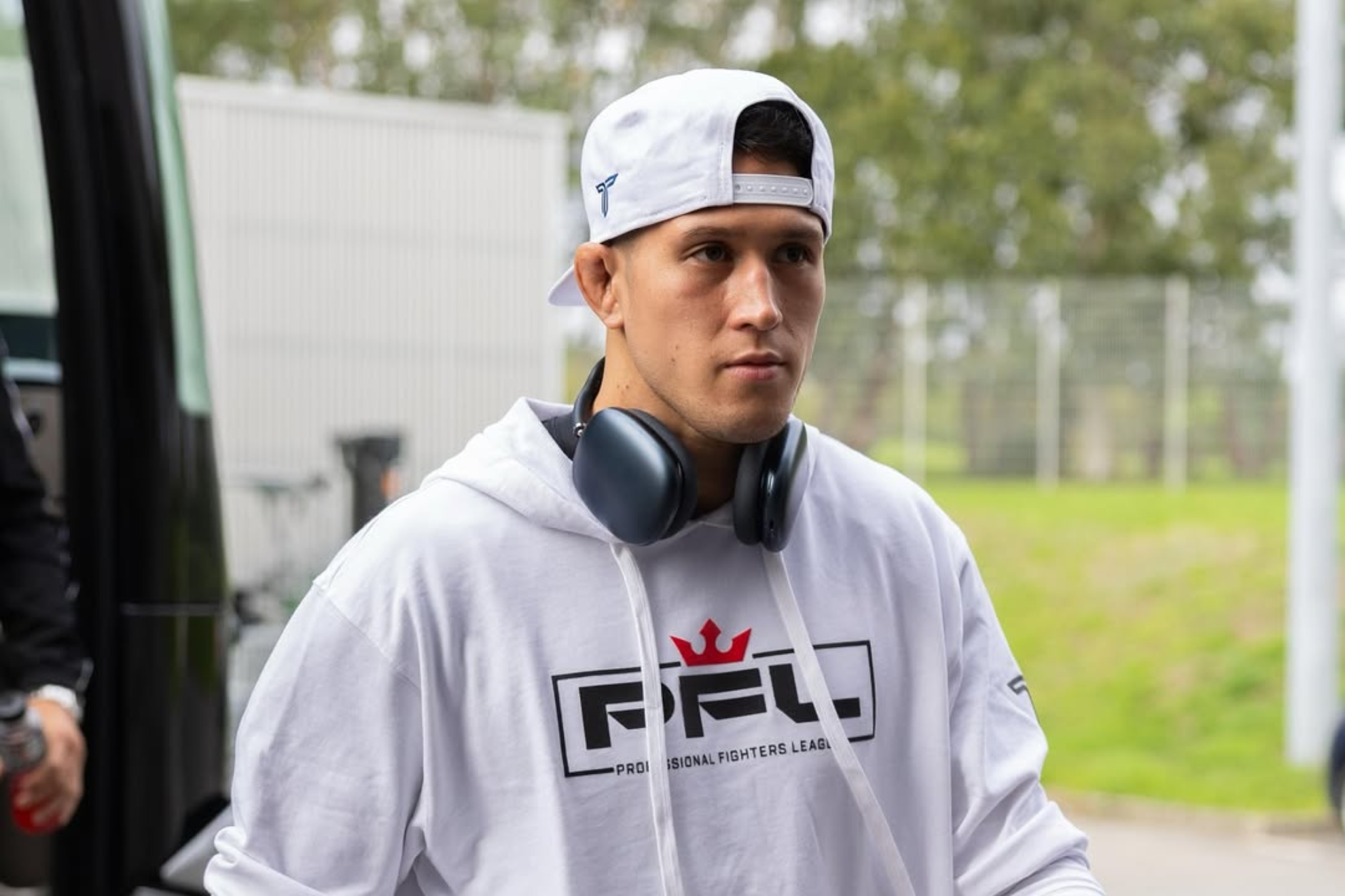 Gino Van Steenis llegando a la ceremonia oficial de pesajes.