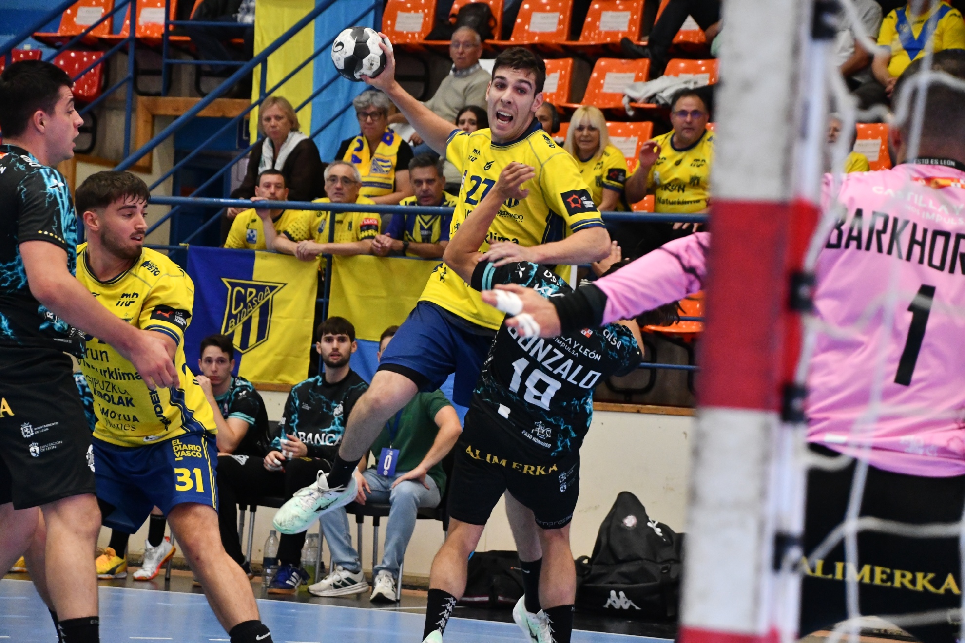 El lateral del Bidasoa Mújica lanza ante el Ademar.