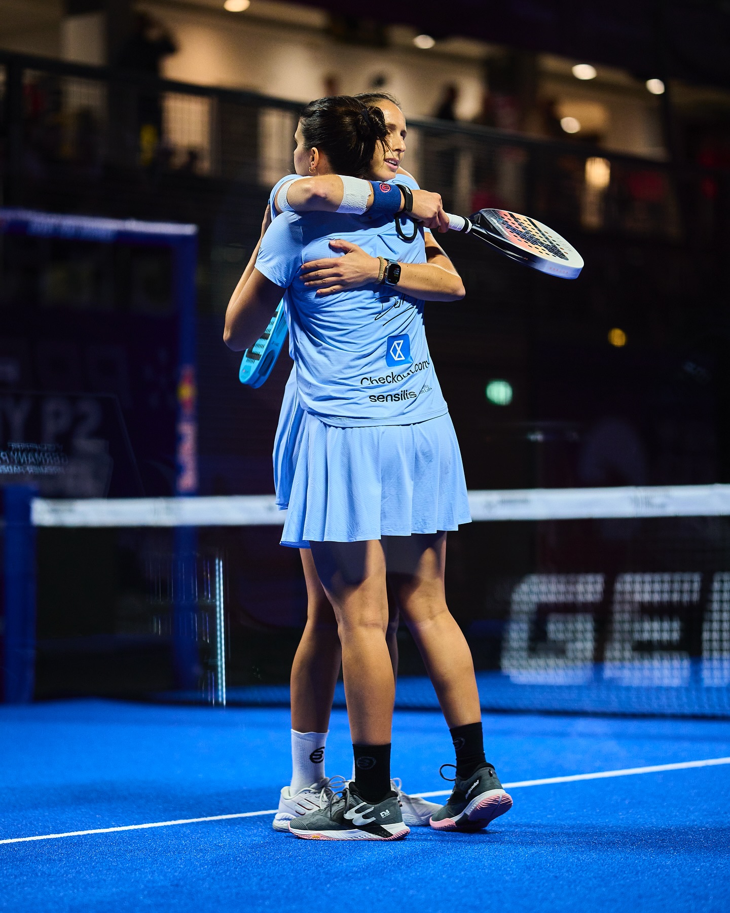 Gemma Triay y Delfi Brea se abrazan tras ganar de nuevo.