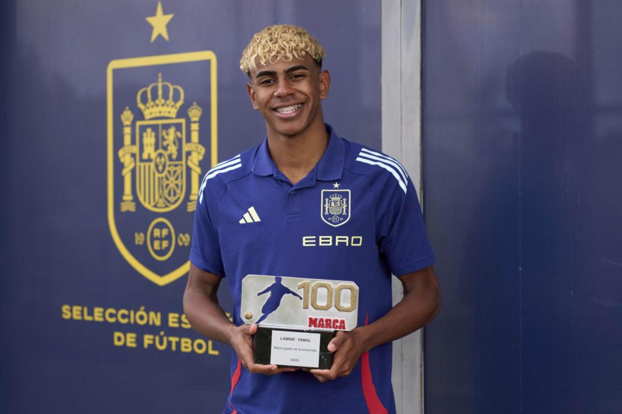 Lamine, con el Trofeo de los 100 de MARCA en la Ciudad del Fútbol.