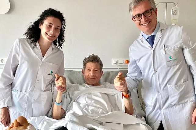 Leyes y su ayudante María González tras operar a Soria en 2023