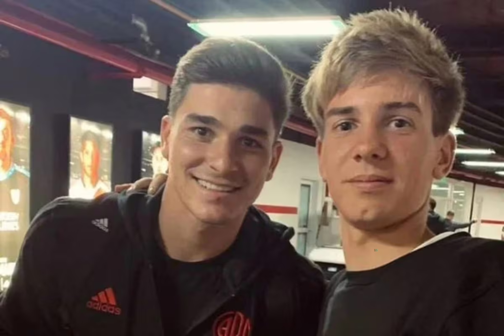 Julián, con un joven Franco en la Academia de River.