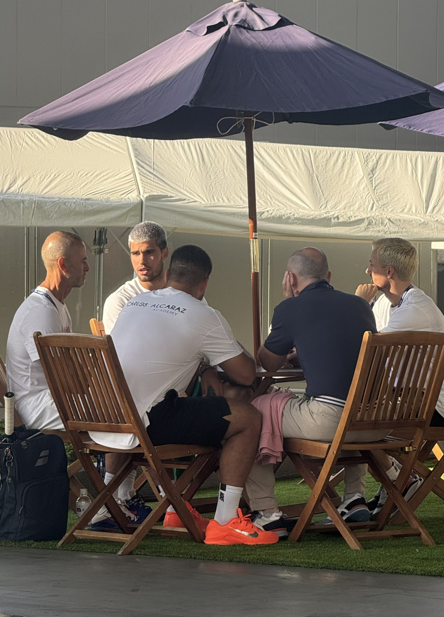 El equipo de Alcaraz, antes del partido.