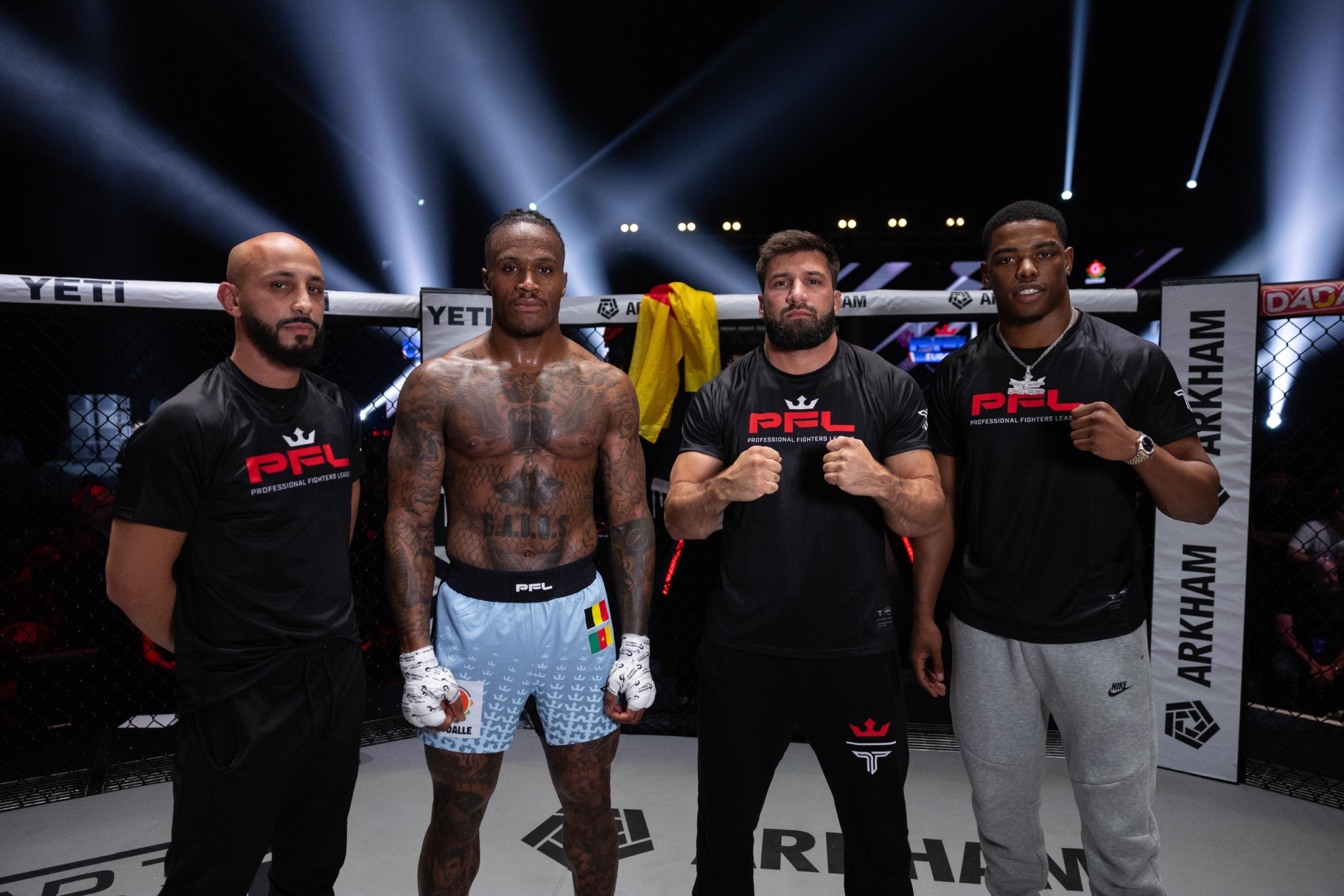 Boris Atangana junto a su equipo tras su victoria en PFL Nantes.