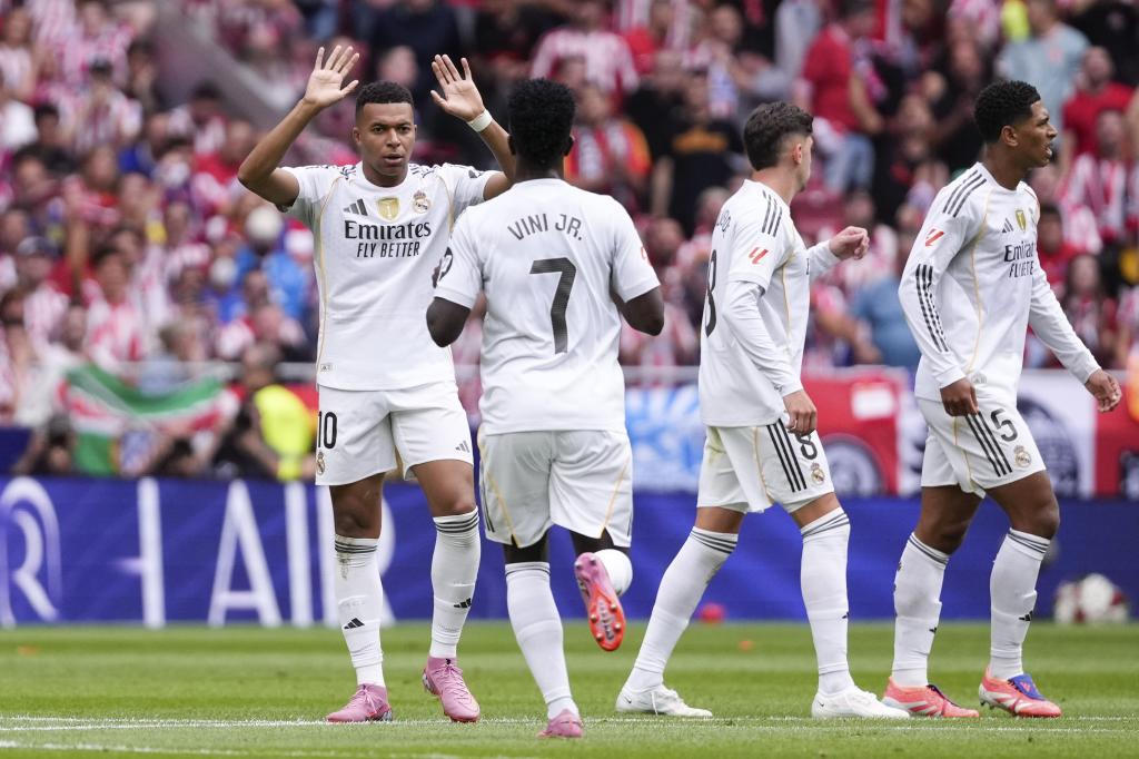Mbappé celebra el tanto con sus compañeros.