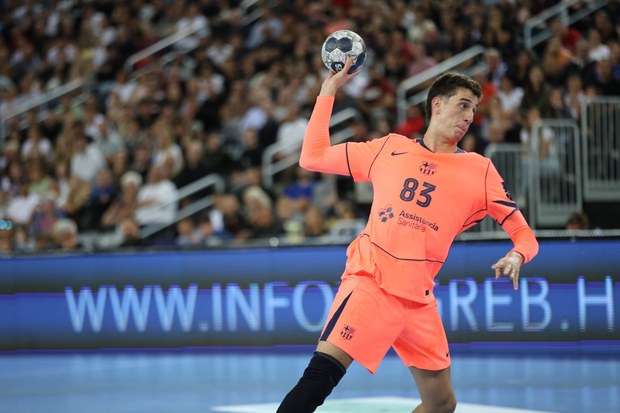 El extremo del Barça Ian Barrufet lanza un 7 metros ante el Taubaté en el Mundial de Clubes.