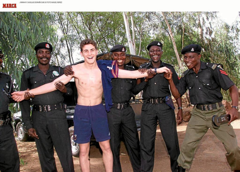 CASILLAS, CON UNOS SOLDADOS EN NIGERIA