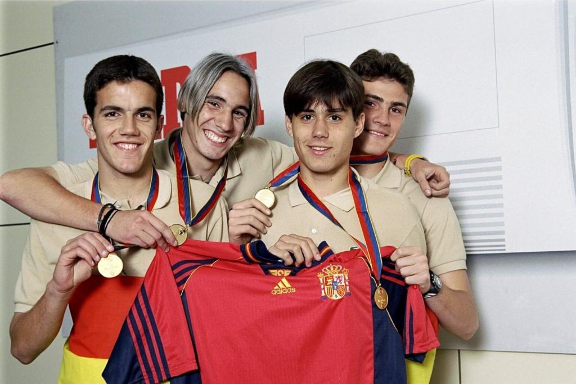Algunos futbolistas de aquella generación de campeones en MARCA.