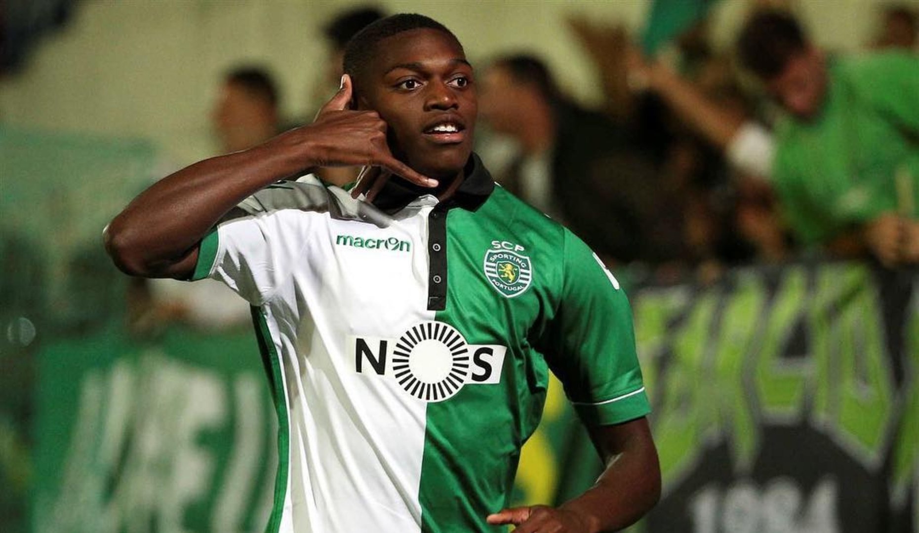 El futbolista del Milán, Rafael Leao, habló en el podcast SayLessGlobal sobre distintos momentos de su carrera. Uno de los más llamativos se remonta a cuando tenía solo ocho años y recibió una oferta del Benfica para unirse al club.