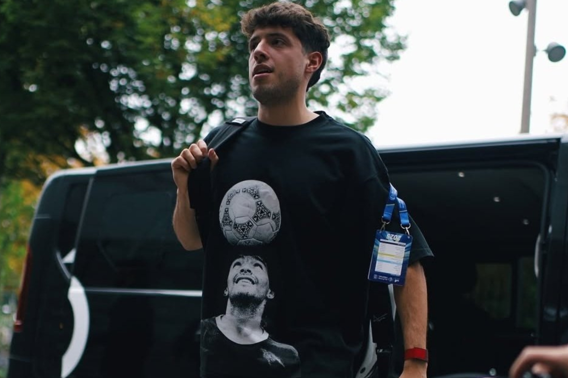 Tapia, con una camiseta de Maradona.