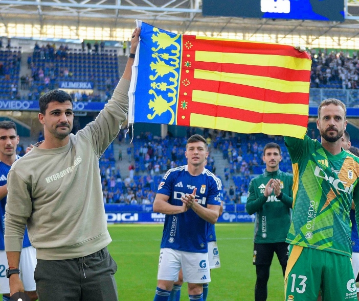 Escandell con la bandera de la Comunidad Valenciana.