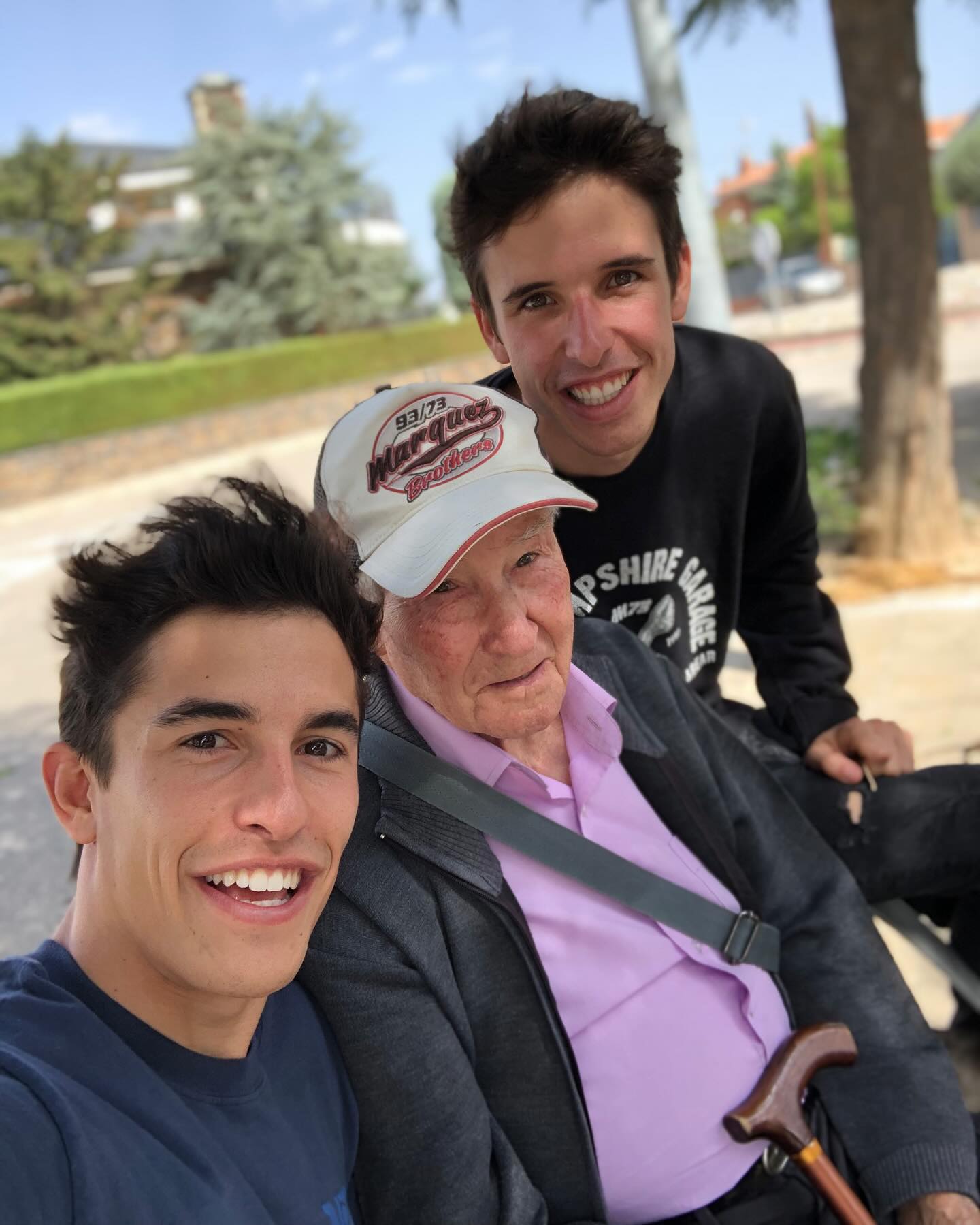 Los hermanos Márquez, Álex y Marc, posan con su abuelo Ramón.