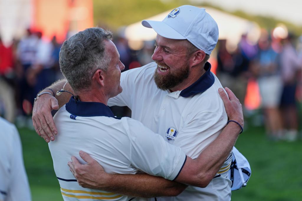 Luke Donald se abraza a Shane Lowry