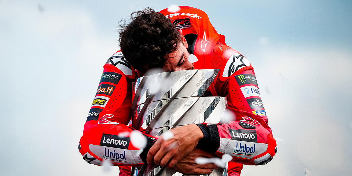 Marc Márquez, con el trofeo de MotoGP.