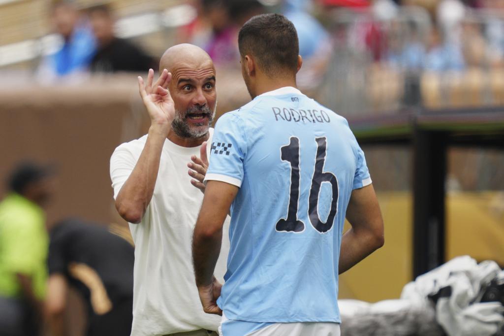 Guardiola le da indicaciones a Rodri.