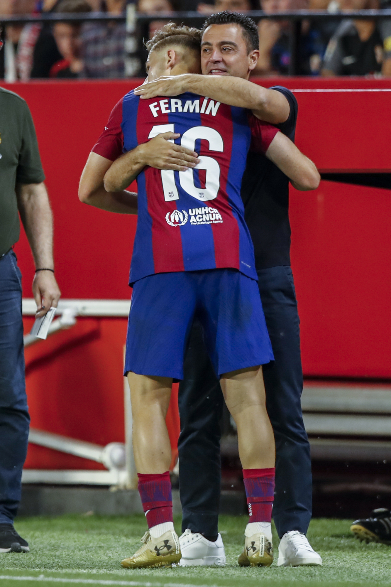 Xavi se abraza con Fermín.