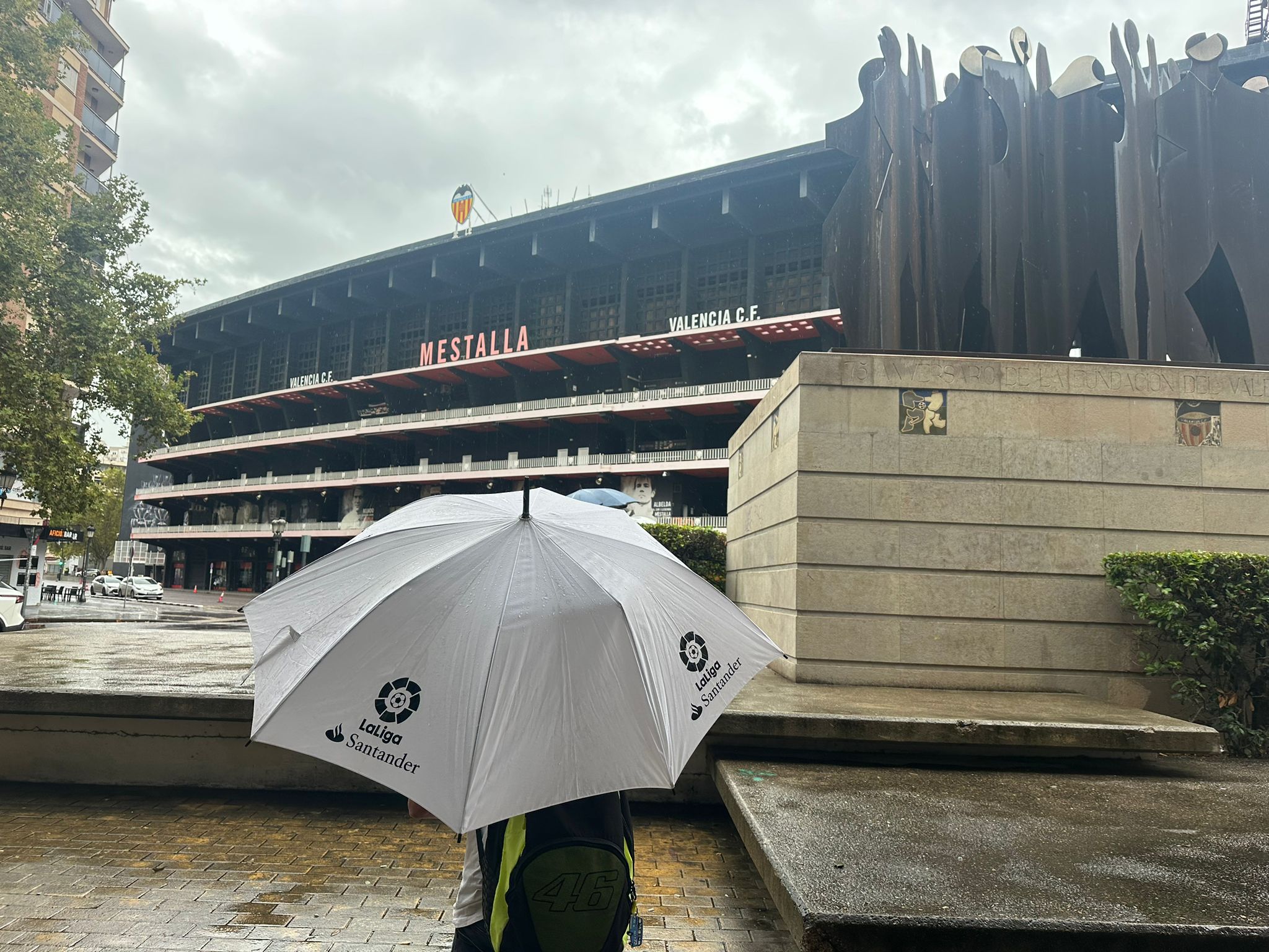 Imagen del campo de Mestalla mientras llueve.