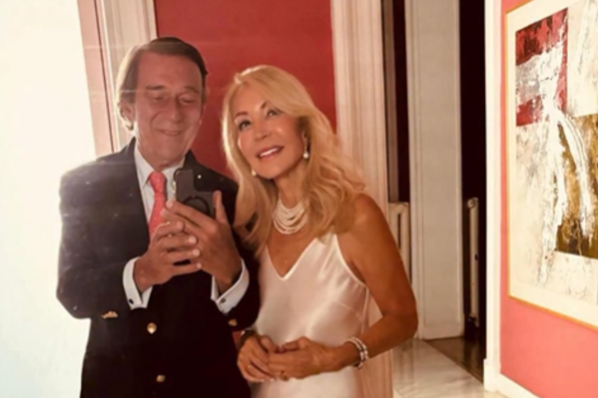 Carmen Lomana presenta oficialmente a su nuevo novio con una foto que arrasa en redes sociales