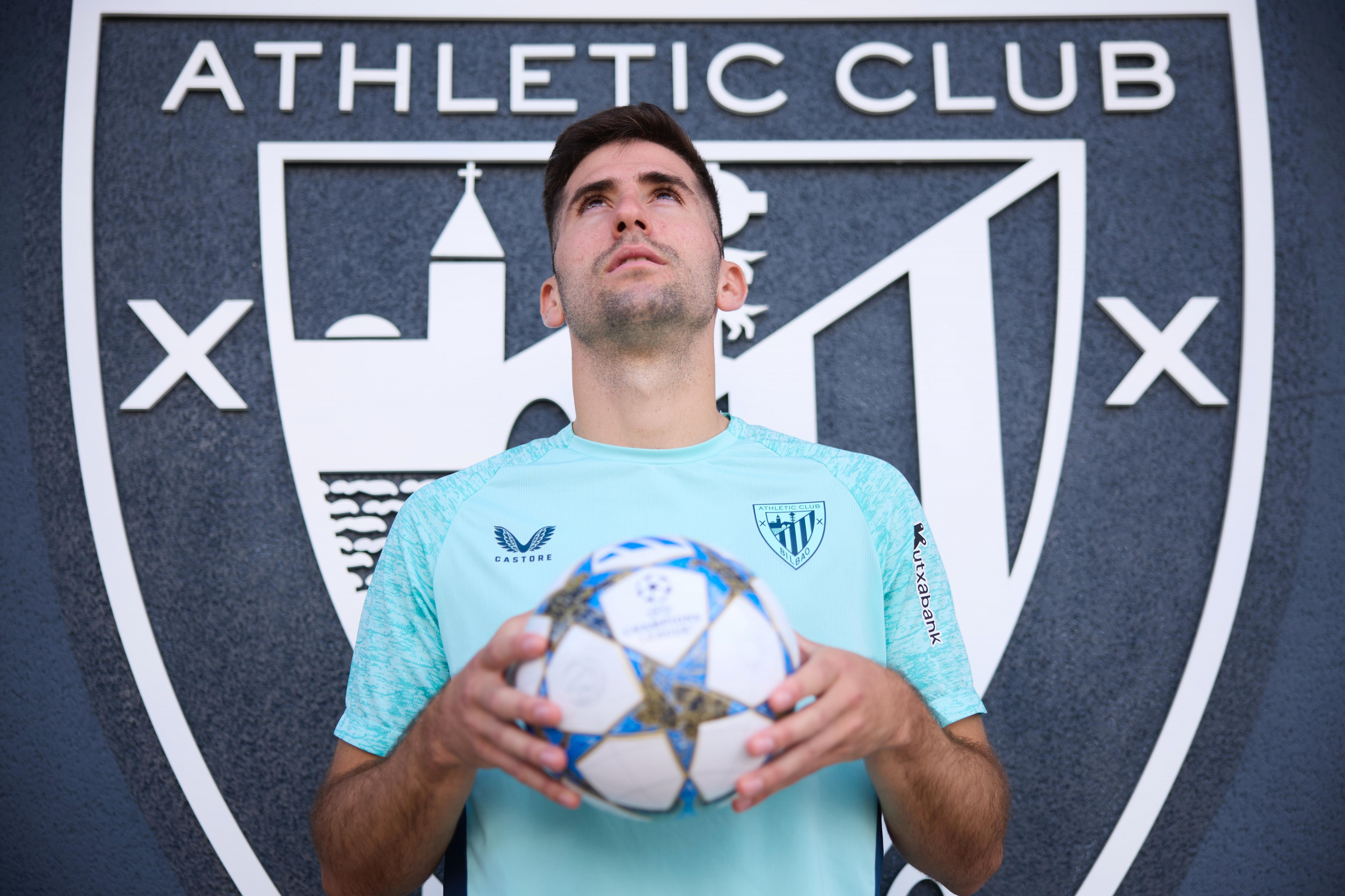 Areso, delante del escudo del Athletic en Lezama.