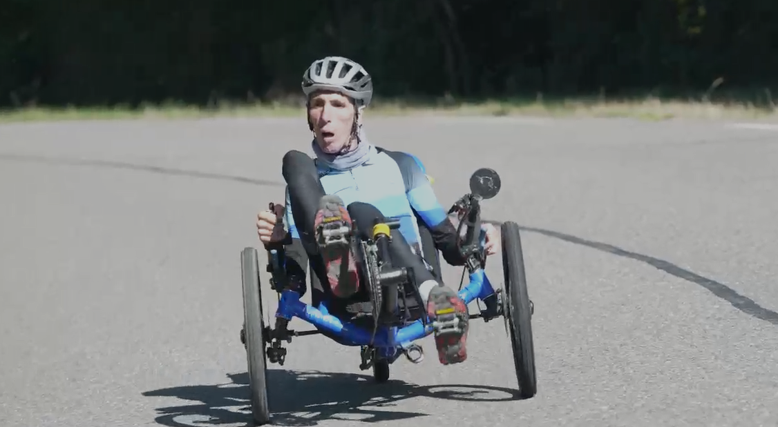 Álex Roca, en su bicicleta durante una de las etapas.