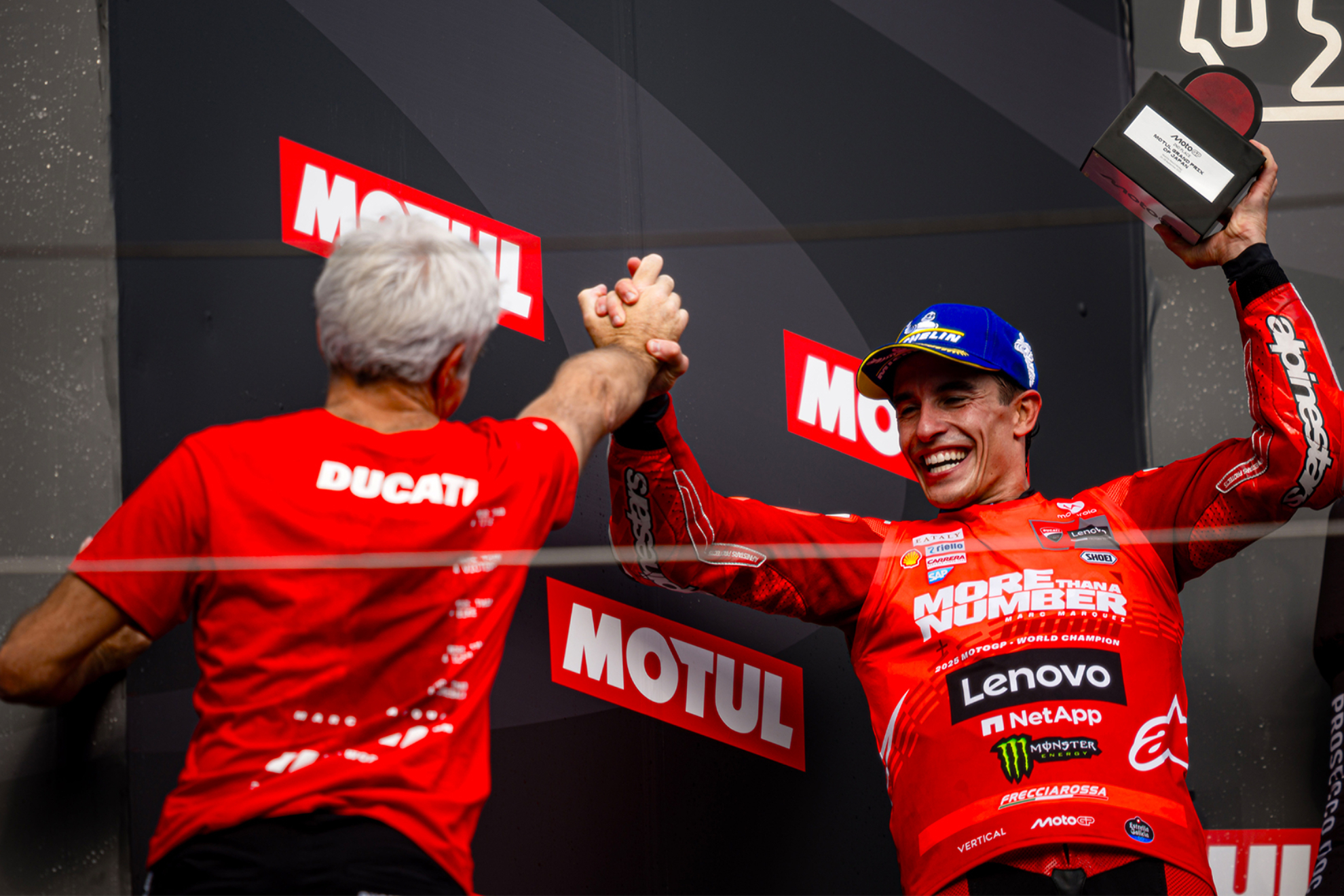 Marc, con Dall'Igna, en el podio de Motegi.