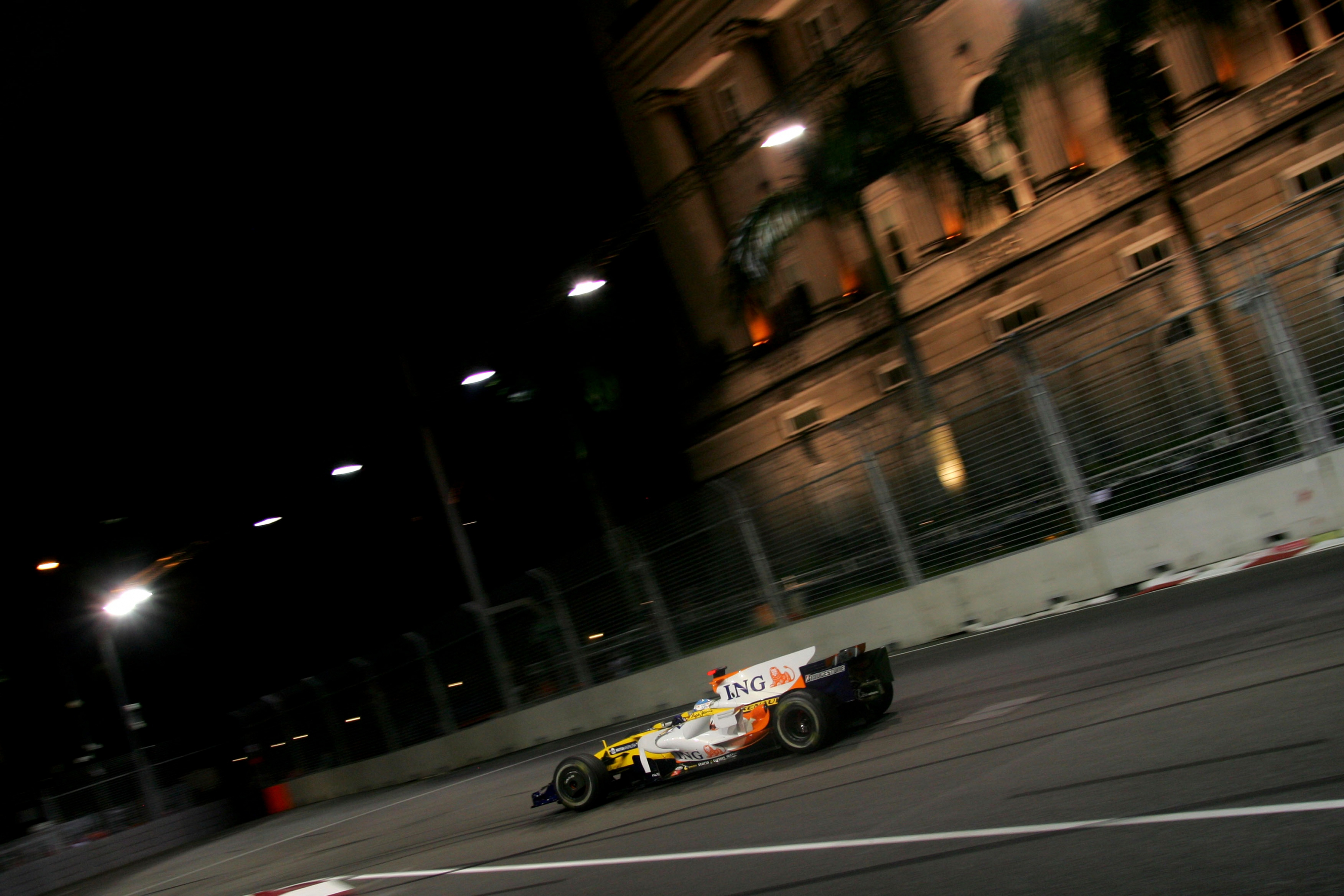 Fernando Alonso durante el desarrollo del GP de Singapur 2008.