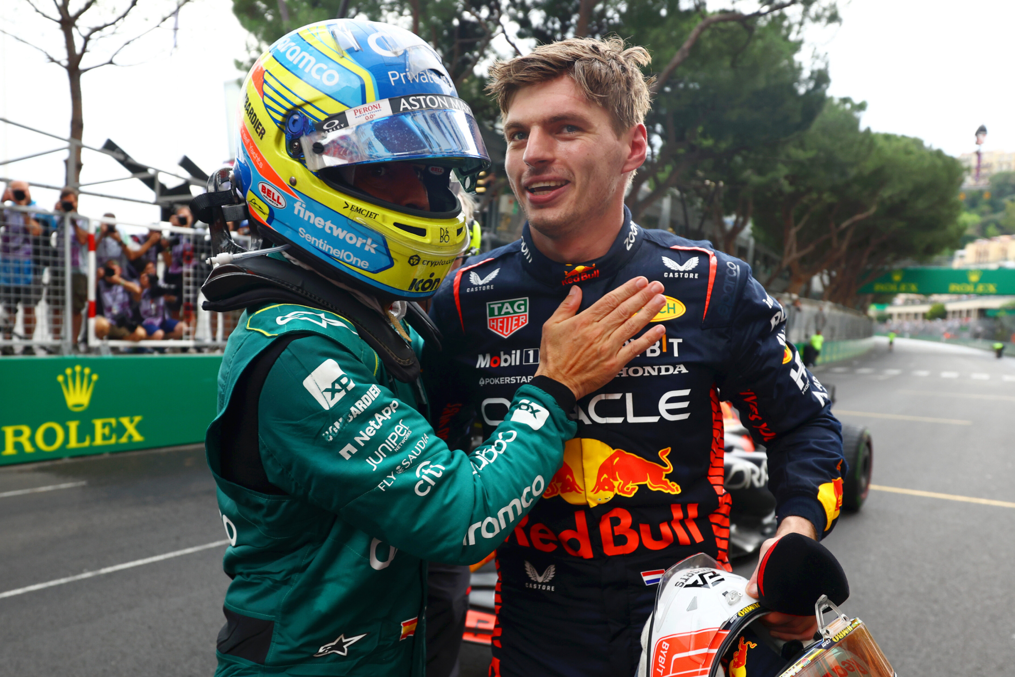 El abrazo de Alonso y Verstappen tras la mítica clasificación de Mónaco 2023.
