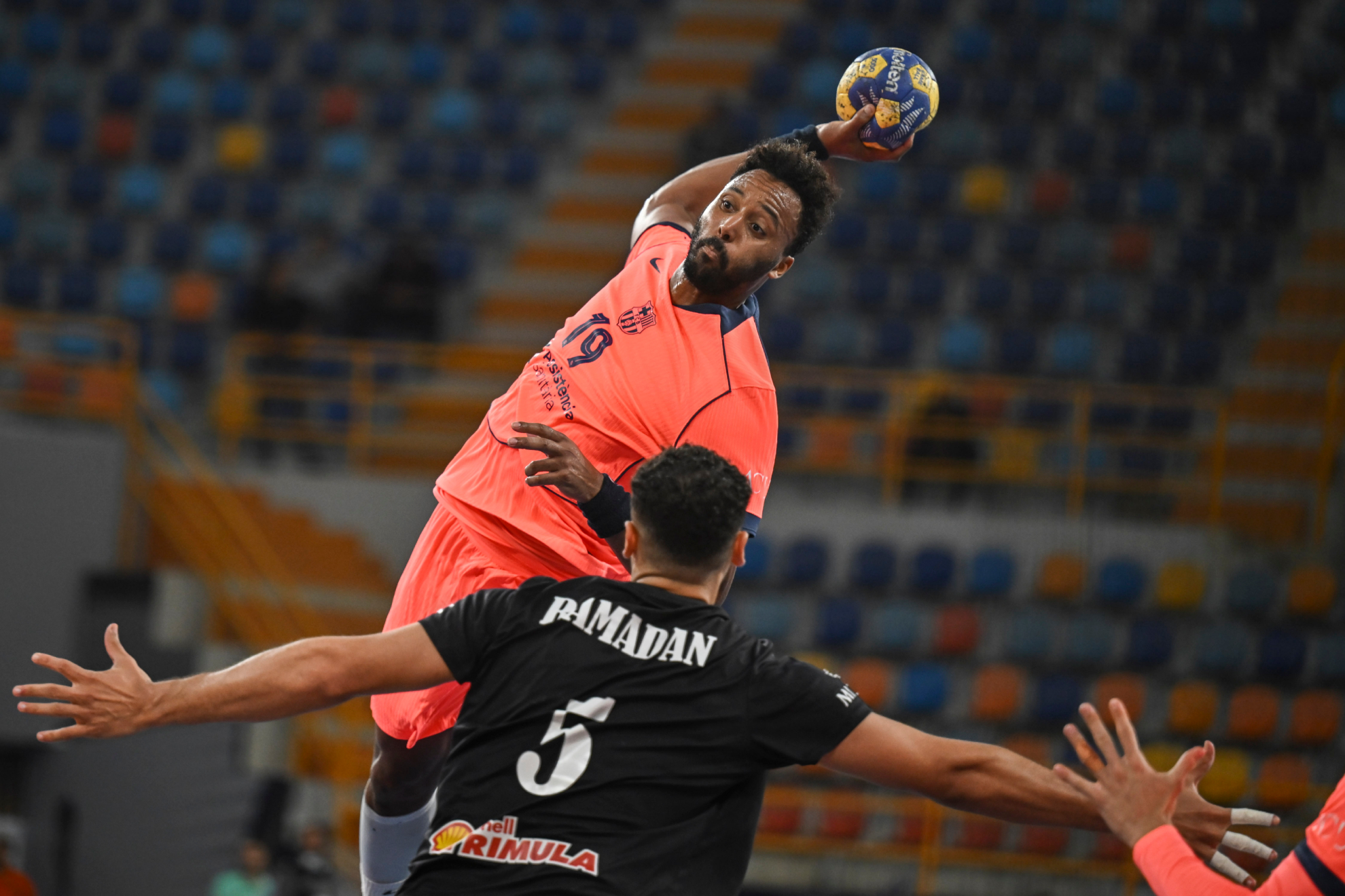 El lateral francés del Barça N’guessan lanza ante el Al Ahly egipcio.