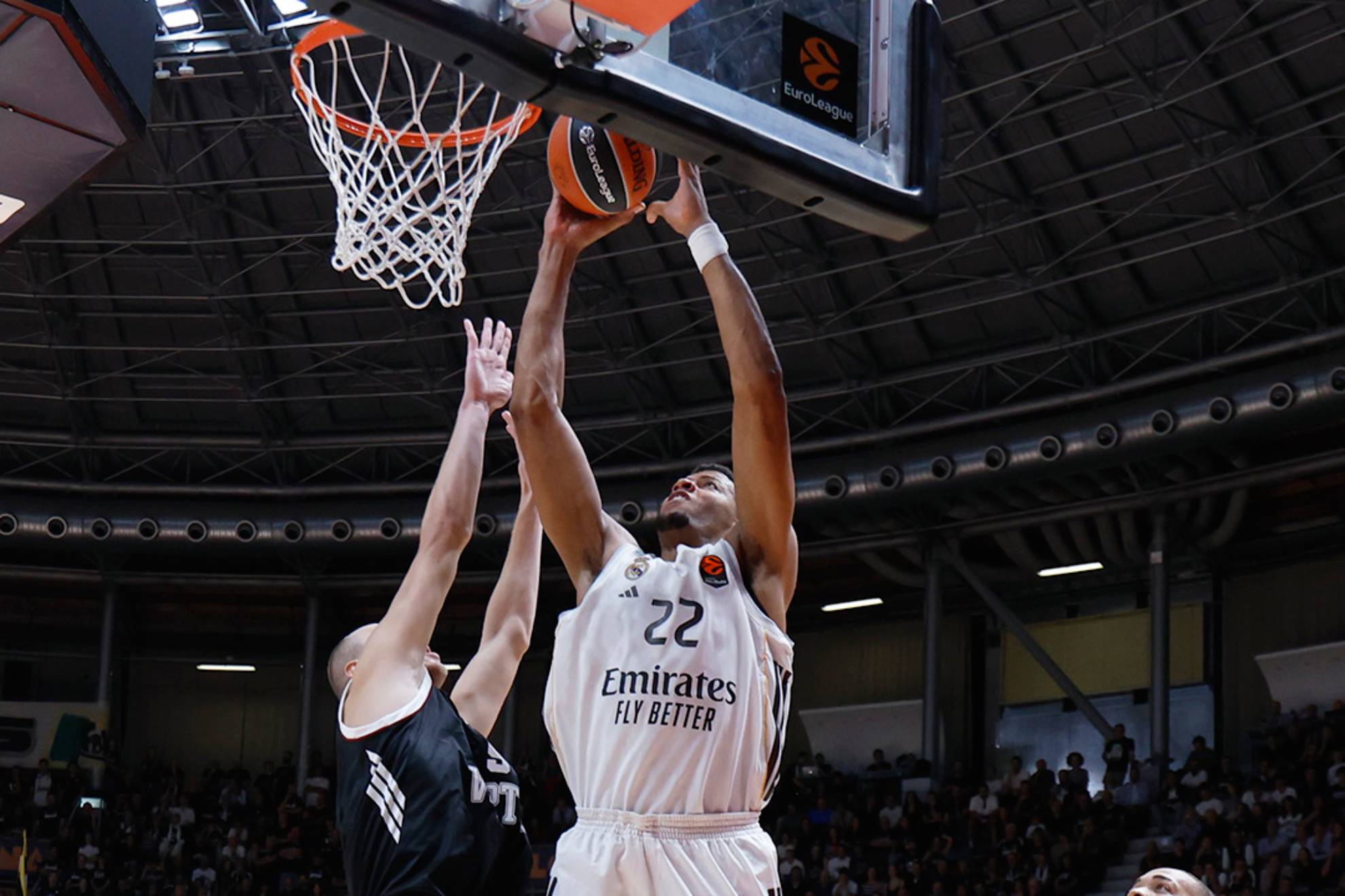 Walter Tavares trata de anotar ante la defensa de Alen Smailagic.