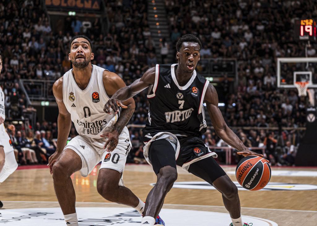 Saliou Niang, acosado por la defensa de Trey Lyles.