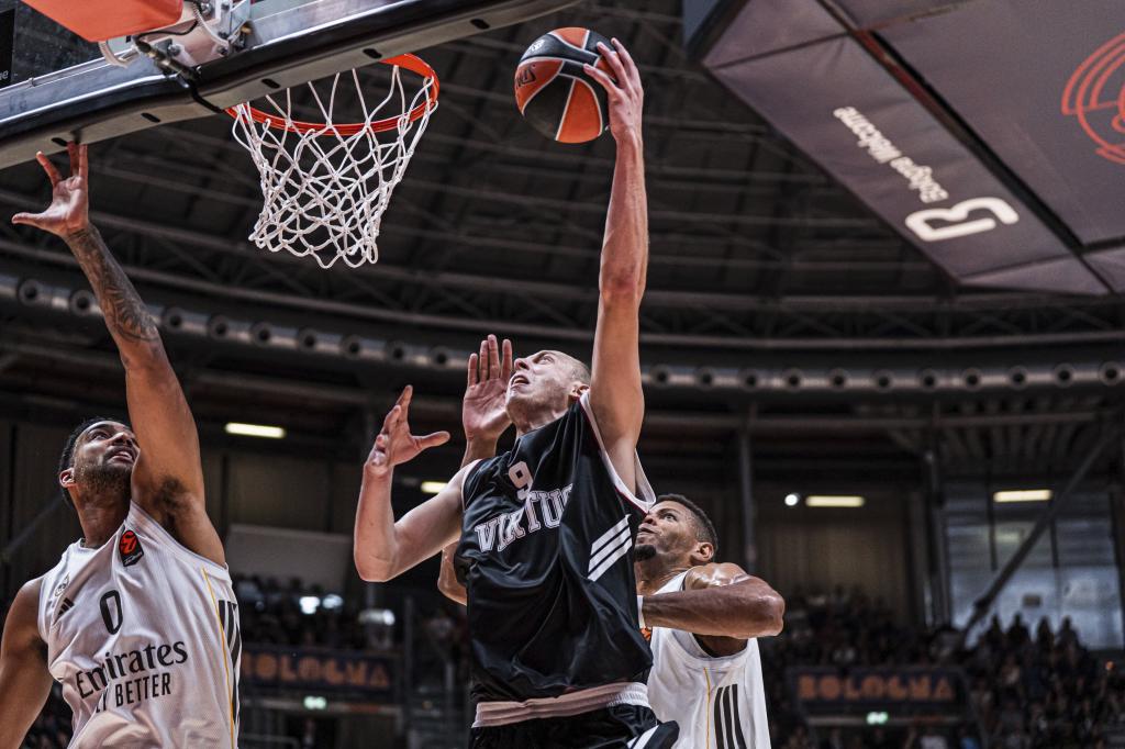 Alen Smailagic intenta anotar ante Lyles y Tavares.