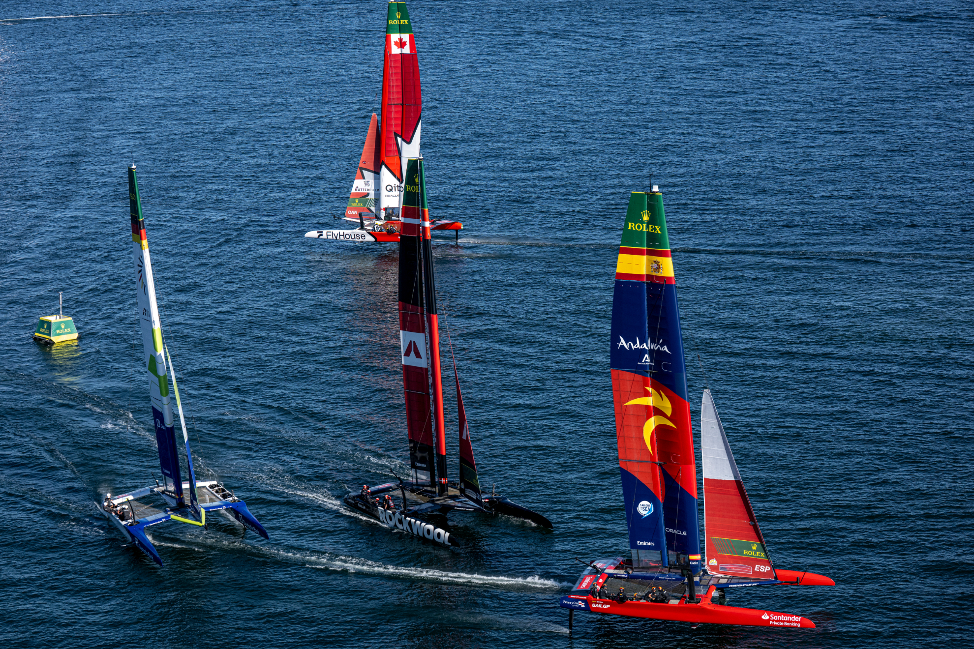 'Los Gallos' Junto a otros f50 durante una corra de sailgp.