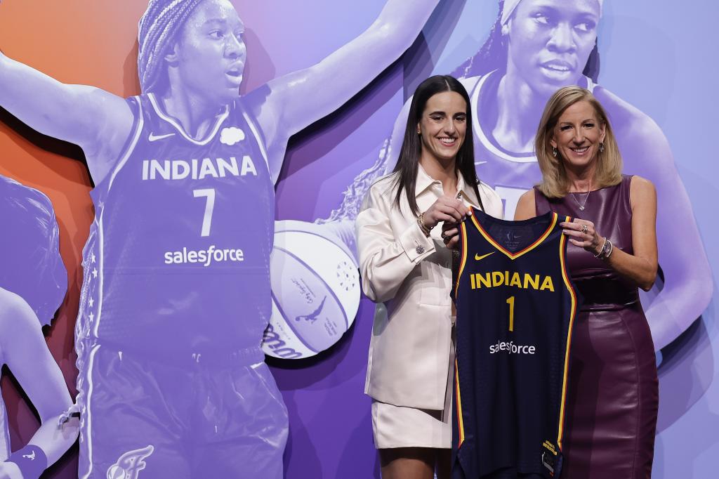 Caitlin Clark, junto a Cathy Engelbert, después de ser elegida con el número 1 del draft de la WNBA.