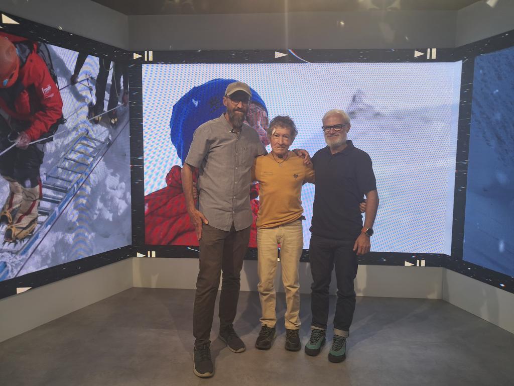 Carlos Soria con Luis Miguel López Soriano y Pedro Mateo, que le acompañaron en la expedición al Manaslu