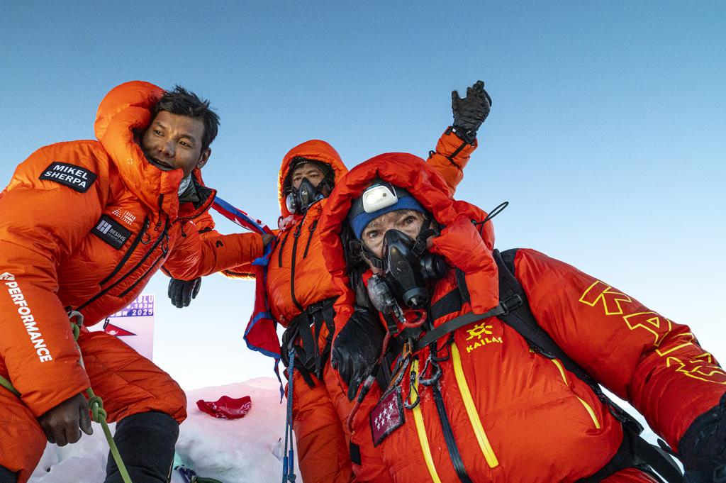 Carlos Soria haciendo cumbre en el Manaslu