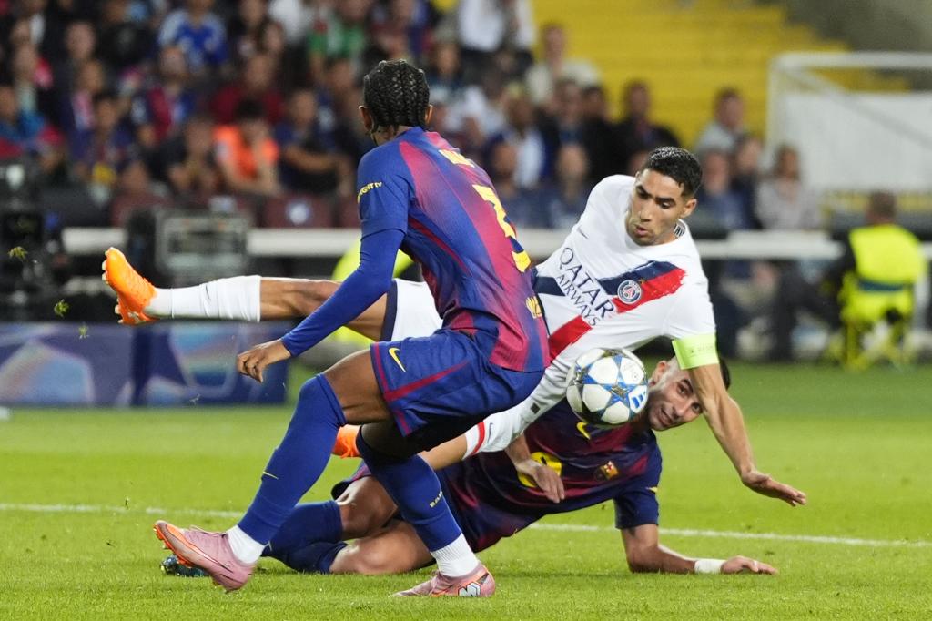 BARCELONA , 01/10/2025.- El delantero del Barcelona Ferrán Torres (d) lucha con Achraf Hakimi (c), del PSG, durante el partido de la primera fase de la Liga de Campeones que FC Barcelona y PSG disputan este miércoles en el estadio olímpico Lluis Companys. EFE/Siu Wu